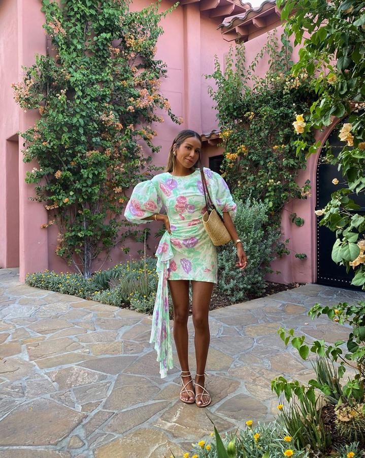 Mini vestido con flores y mangas abullonadas + sandalias planas con tiras