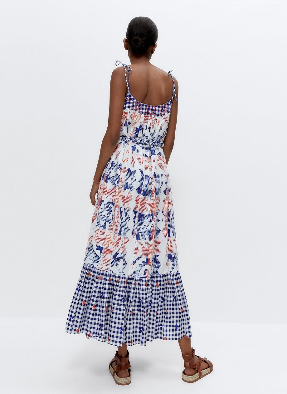 Vestido midi estampado y bordado con escote recto y tirantes de lazada. Un diseño romántico no apto para todas. ref. 0539/253.Precio: 159 euros.