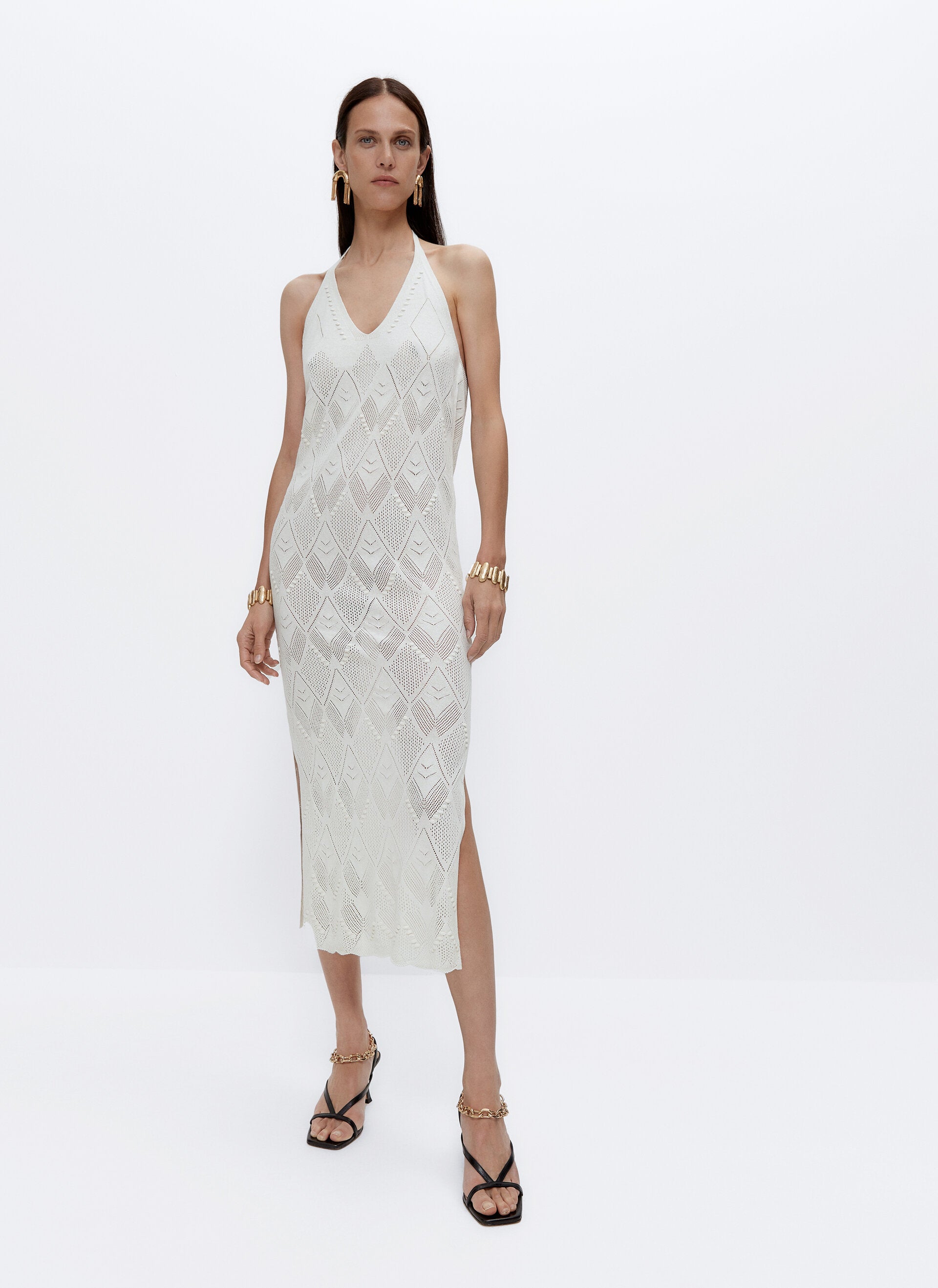 No te resistas al blanco que nunca pasa de moda con este vestido midi de tirantes, escote a pico y punto calado. Un básico especial que combina con todo. ref. 0201/401.Precio: 69 euros.