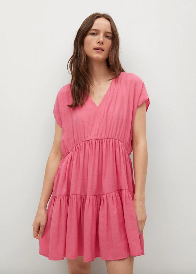 En rosa pastel, de diseño corto acampanado y cuello de pico, este vestido de Mango viene con costura de hombro caída y volante en el bajo. Confeccionado en tejido fluido sostenible, tiene un precio de 29,99 euros y está disponible entre las tallas XS y XL.