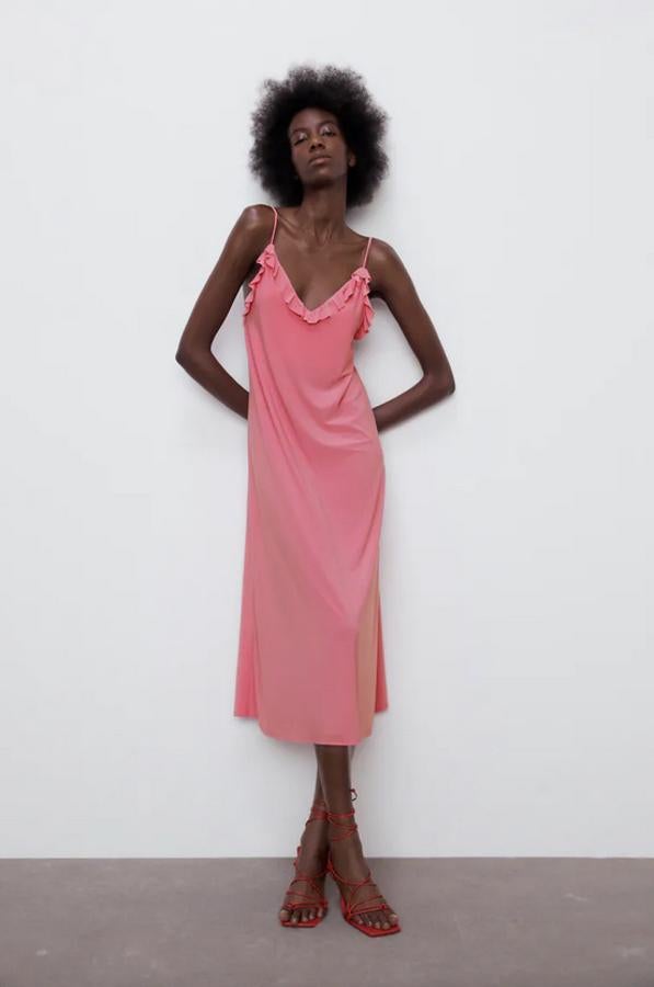 En un rosa la mar de apetecible, este vestido midi de escote de pico y tirantes ajustables es de Zara y viene con volantes a tono en la pechera. Con un precio de 15,95 euros, está disponible en las tallas S, M y L.