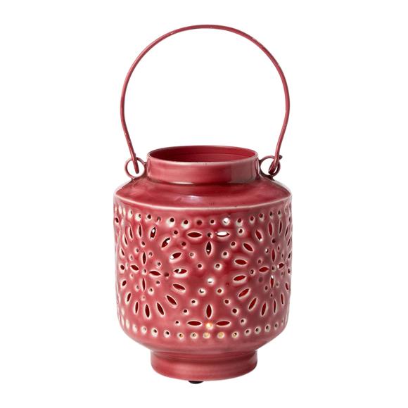 Los faroles siempre aportan un toque acogedor a las terrazas. Este farolillo de El Corte Inglés es ideal, y cuesta 9,95 euros.