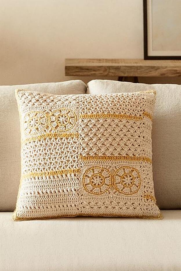 Cojín con tejido de crochet de Zara Home.
