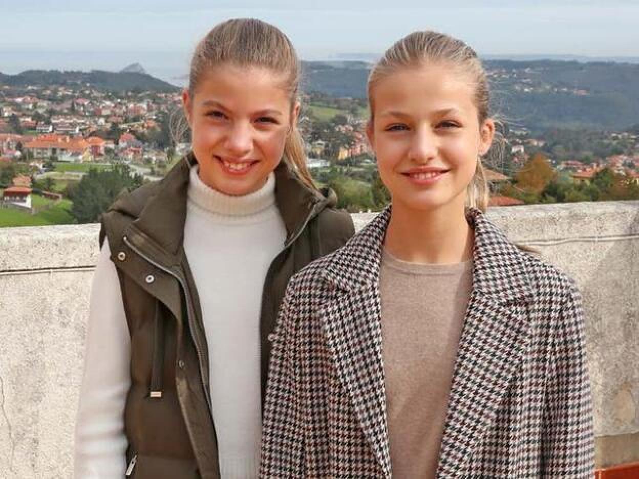 La princesa Leonor y la infanta Sofía estrenan agenda oficial en solitario. Si quieres ver sus mejores looks, pincha en la imagen.