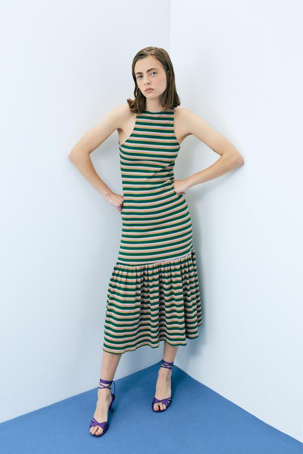 Vestido de punto con escote halter y volante, de Sfera (29,99 €).