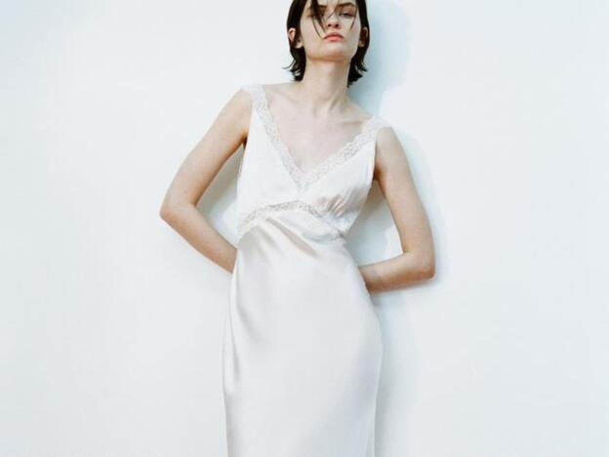 Este vestido lencero de la colección de verano de Zara puede convertirse en un sencillo vestido de novia. Desubre otras propuestas que te insipirarán para tu boda.