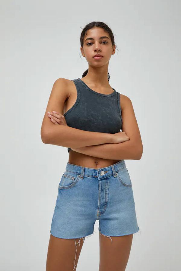 Estos shorts de tiro medio y bajos deshilachados los puedes encontrar en Pull&Bear en dos tonos diferentes de azul (claro o medio) y en negro. Su precio es de 15,99 €.