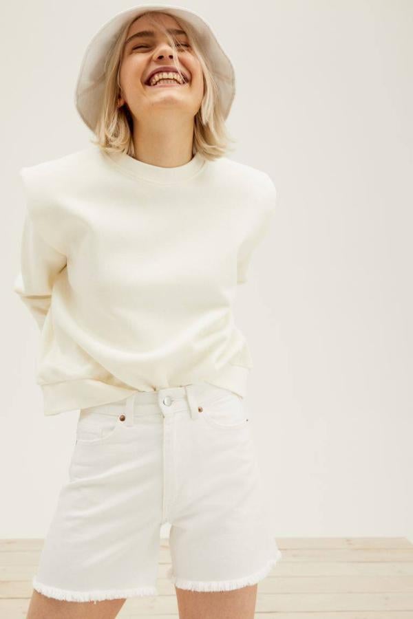 Si te gustan los bajos sin rematar, hazte con estos pantalones de H&M. Puedes elegir entre cuatro colores: azul claro, azul denim, gris oscuro o blanco. Cuestan 19,99 €.