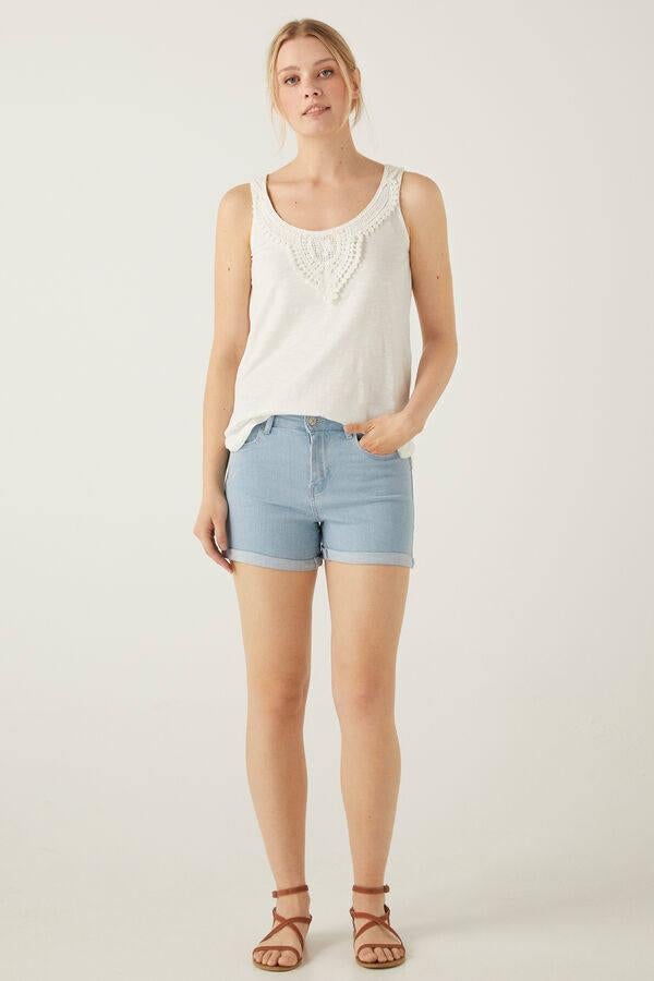 La opción más básica nos la trae Sprigfield. Se trata de unos pantalones azules con vuelta en la pernera. Costaban 19,99 €, pero ahora tienen un 30% de descuento.