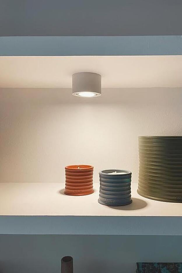 Estantería con velas de colores de la casa de Rocío Osorno.