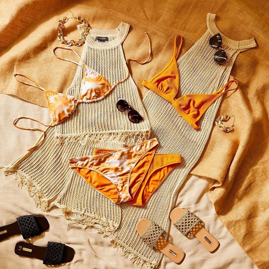 Este verano el crochet vuelve a nuestro armario pisando fuerte en un revival de los 70 de lo más inspirador. Y nosotras no podemos resistirnos a este conjunto de top y short ni a este vestido rematado con flecos con los que seremos las más estilosas de la playa... y del chiringuito.