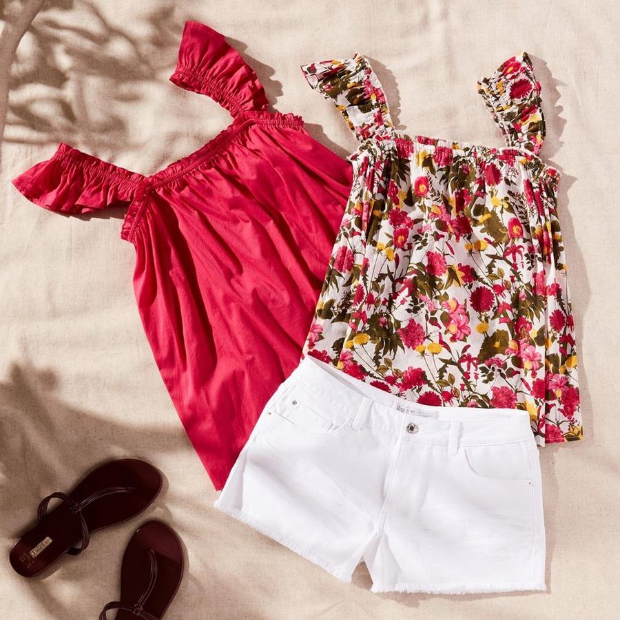 El color y los estampado vistosos cobran protagonismo esta temporada, y estos tops con tirantes rematados con volantes son ideales para combinar con todos tus shorts este verano. Cuestan 10 euros en Primark.