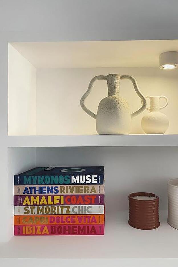 Estantería con libros de la casa de Rocío Osorno.