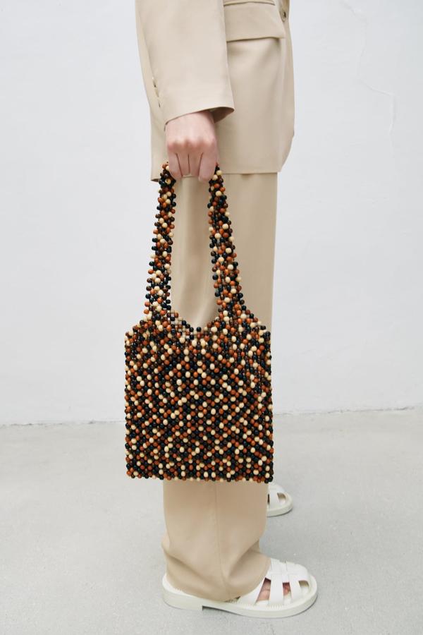 Bolos de mano con bolitas en tonos tierra de Zara (29,99 euros)