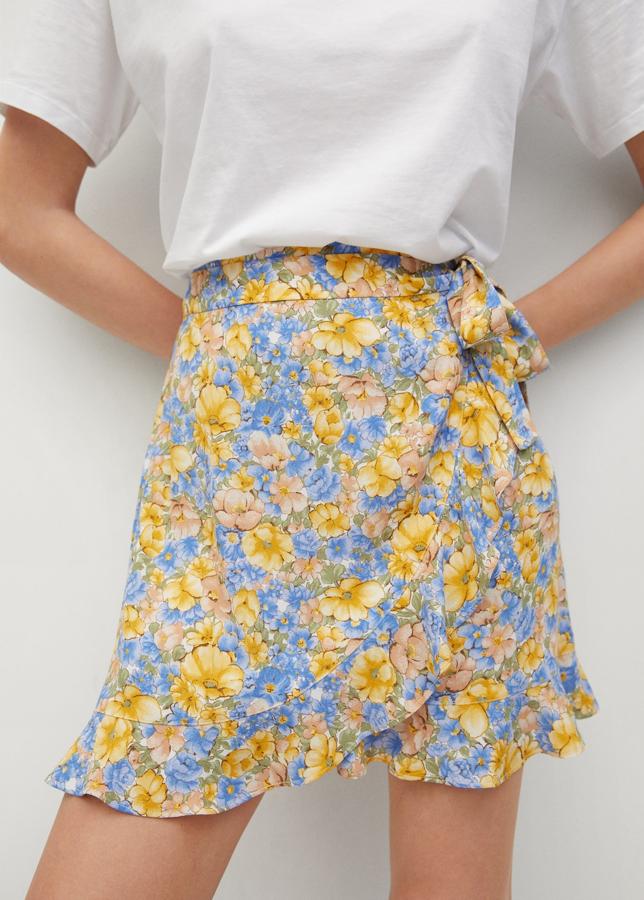 Mini falda cruzada con estampado de flores de Mango (25,99 euros)