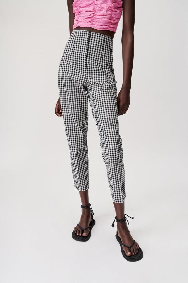 Pantalón con estampado de cuadros vichy en negro y blanco de Zara (25,99 euros)