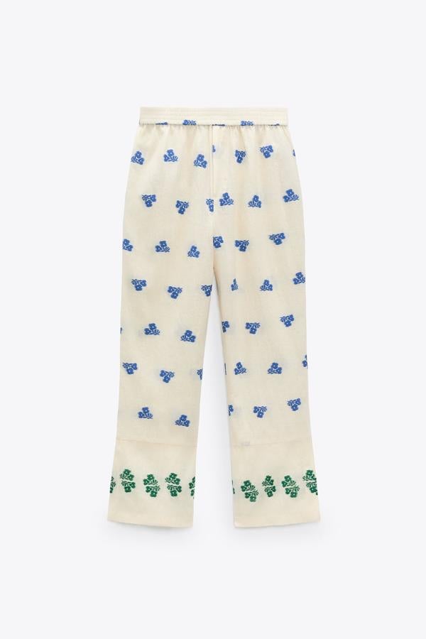 Pantalón con bordados en color verde y azul de Zara (29,99 euros)
