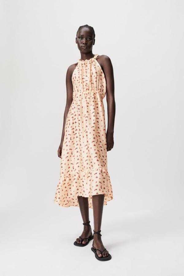 Vestido midi con estampado de flores y escote halter de Zara (29,99 euros)