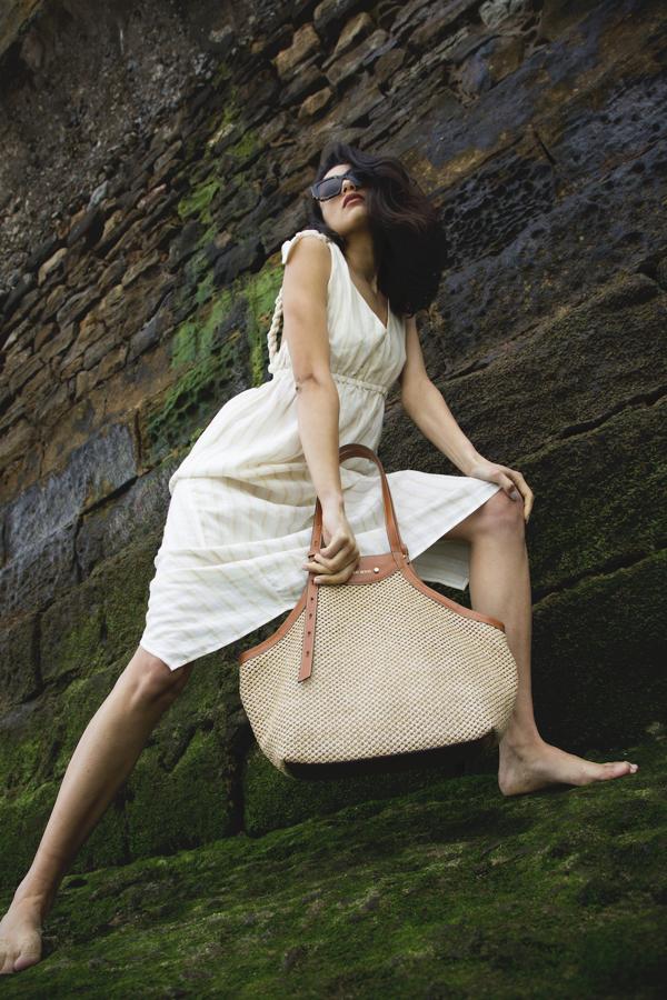 Amor Boho es una firma de accesorios que nace bajo el concepto “slow fashion” con el firme propósito de ser una firma sostenible. El proceso de fabricación se realiza íntegro en Ubrique, un 'made in Spain' que defiende la artesanía y el trabajo de calidad. En su producción usa pieles de curtición vegetal, esto quiere decir que es piel que no utiliza químicos en el proceso de tintado (Bolso 235 euros).