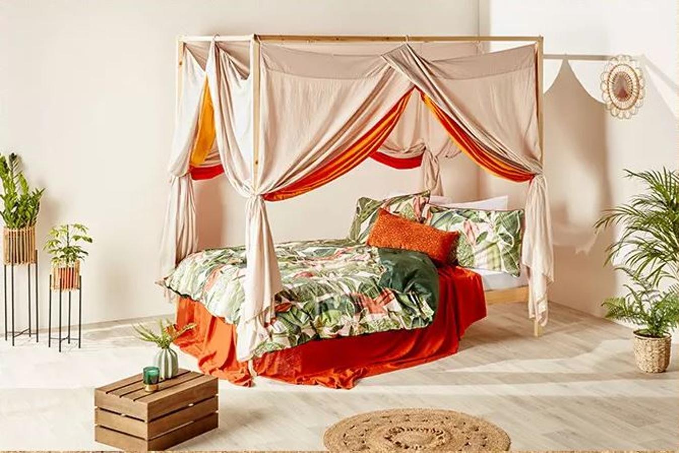 ¿Una siesta al aire libre? O meter el verano en casa... este dormitorio que nos proponen desde Primark Home es pura inspiración ¡y es súper low cost! El set de nórdico doble con estampado de hojas cuesta todo 25 euros, el cojín naranja 12 euros, la alfombra redonda de yute 14 euros, el pack de 2 maceteros de ratán 20 euros y el espejo de ratán 9 euros.