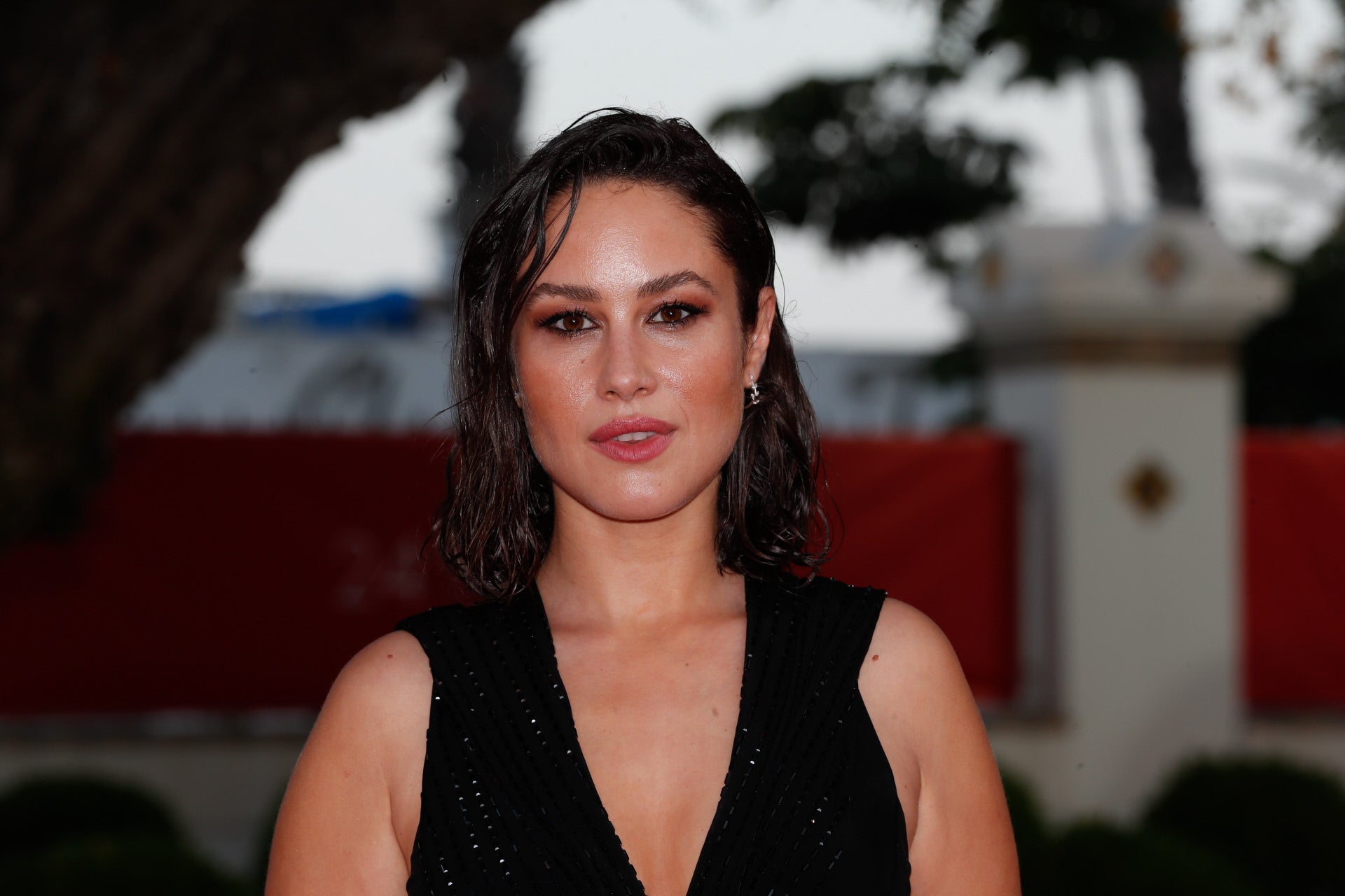 Y para triunfo el del peinado wet. Es cómodo, elegantísimo y sobre todo, es ideal para esas melenas que se encrespan con mirarlas (más aún si el destino está cerca de la playa...). Se puede llevar con el pelo liso o pulido, o con un toque de ondas como las de Aida Folch.