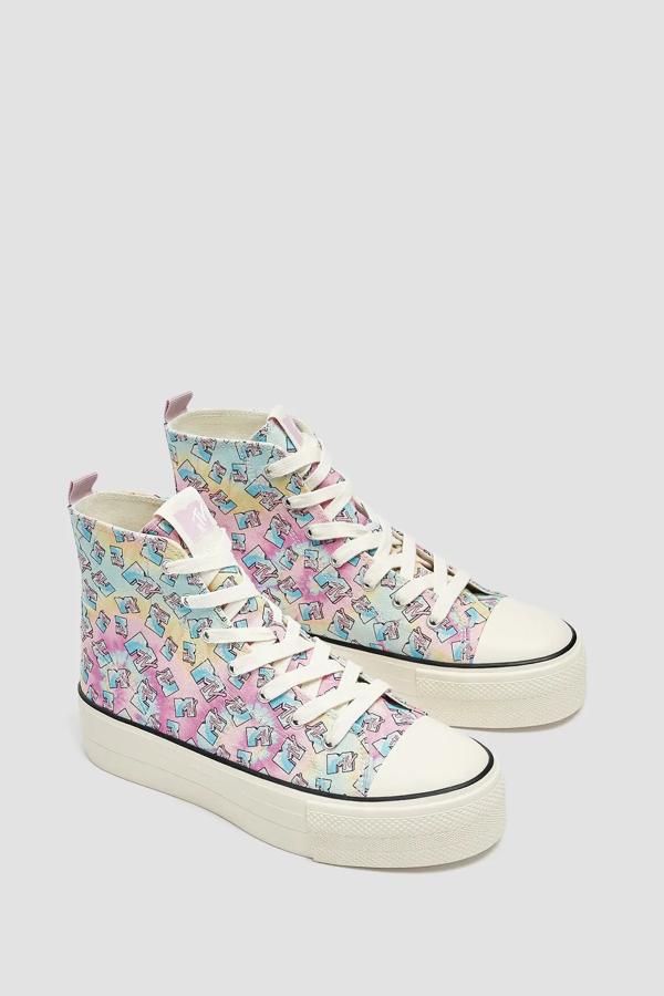 Con un colorido estampado tie dye, estas zapatillas deportivas con cordones y refuerzo de goma en la puntera tienen una suela de 4 centímetros de altura y un precio de 29,99 euros.