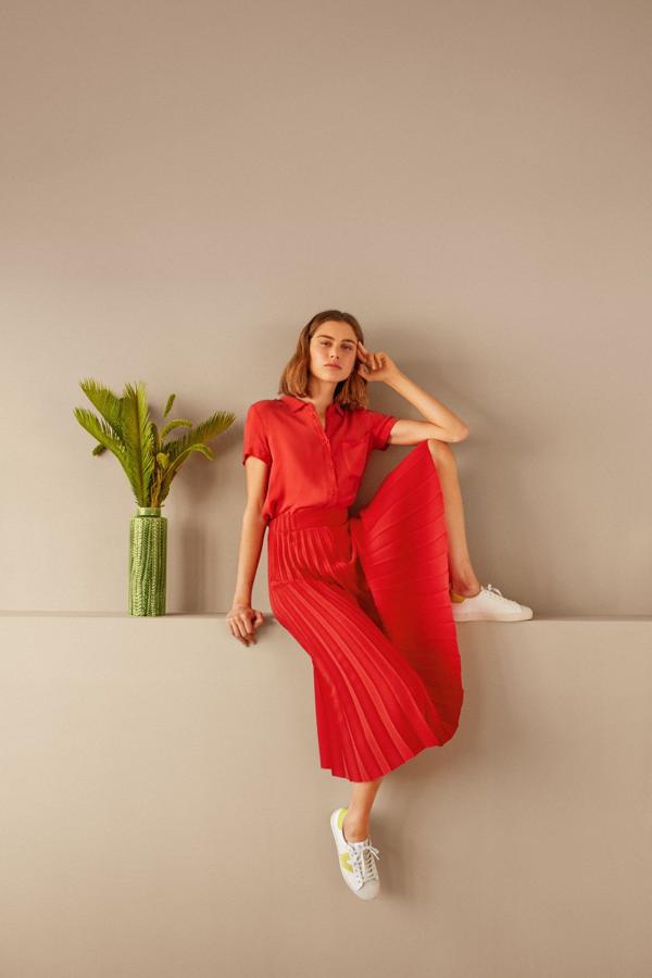 Victoria es una firma de calzado 'made in Spain' icónica. En la actualidad y tras cumplir 100 años, continúa manteniendo el liderazgo en el mercado español, gracias a su método de fabricación artesanal y a una fuerte apuesta por la innovación, el diseño y la sostenibilidad.