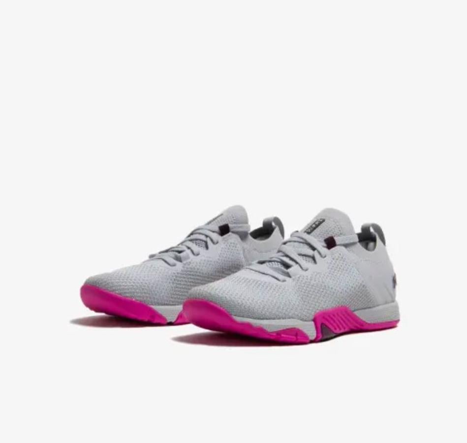 En esta versión podrás encontrar una carcasa en el talón que te ayudará a sentir cómo refuerza la sujeción del pie y mejora la tracción de los HSPU. Además, esta también está realizada en tejido de malla transpirable por lo que es una buena opción para esa sensación de pies más frescos y tiene reforzadas las zonas de mayor desgaste.