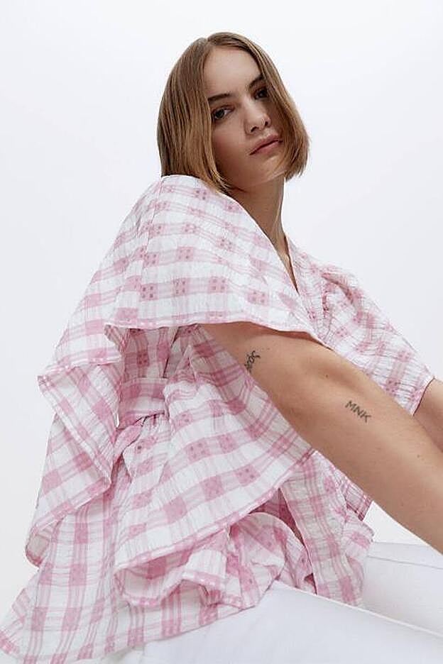 La camisa de cuadros está disponible en las tallas S y M