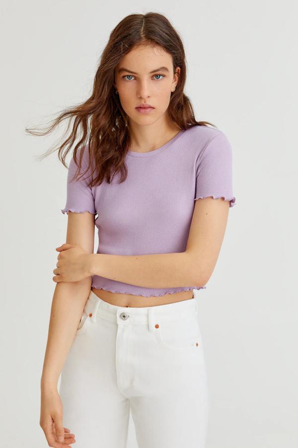 Disponible en malva o en turquesa, esta camiseta de manga corta con detalle de rizaos en la manga y en el bajo tiene un precio de 5,99 euros.