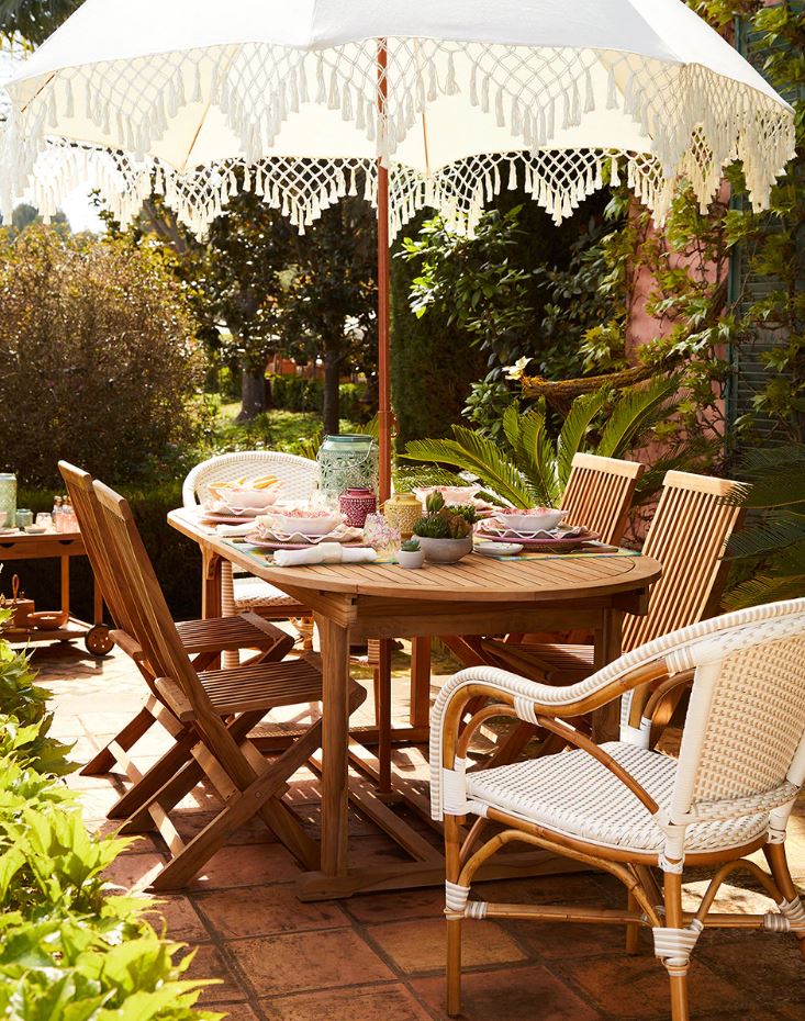 Las comidas al aire libre son un clásico del verano, y en este conjunto de mesa y sillas de teka, cómodo y con mucho estilo, las veladas se prometen interminables. Está disponible en El Corte Inglés desde 129 euros.