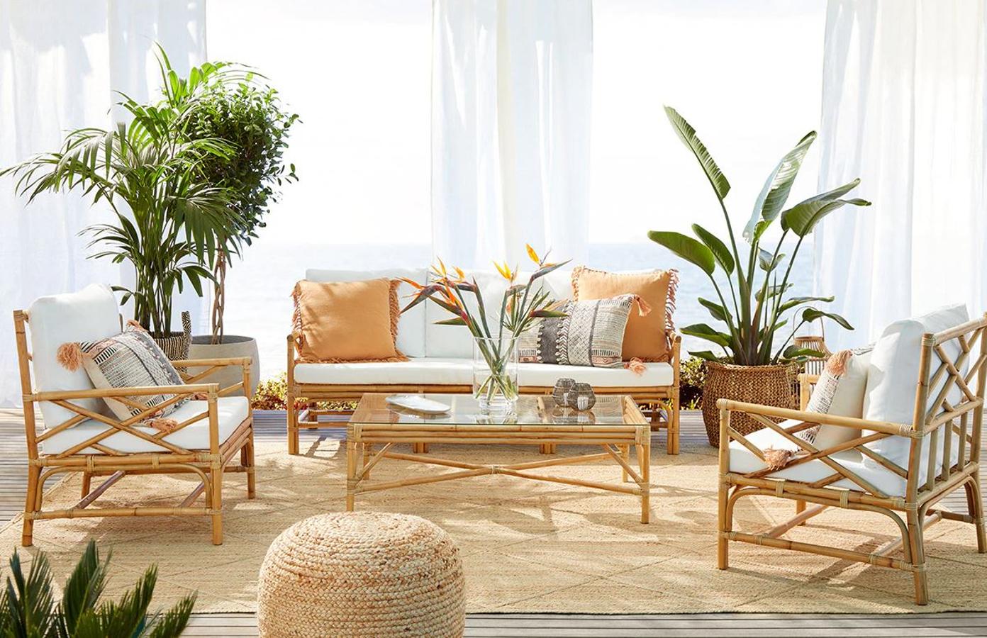 La madera se convierte en la protagonista de los espacios exteriores de nuestro hogar, y este salón exterior en bambú con cojines en blanco es perfecto para combinar con tonos muy vivos y añadir un toque tropical. Las piezas del conjunto Tobago están disponibles en El Corte Inglés desde 249 euros.