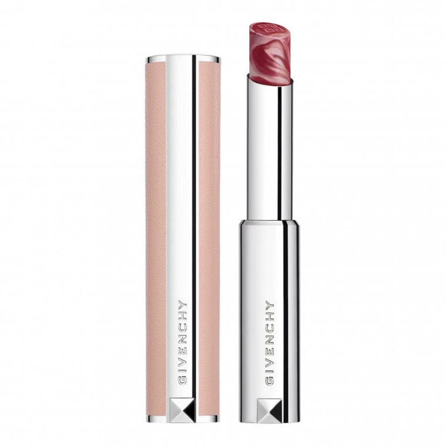 Si buscas color y tratamiento en un solo paso, Rose Perfecto de Givenchy es la respuesta. Un bálsamo de labios con acabado brillante y un 95% de ingredientes naturales que proporciona hidratación y cuidado. Además, cuenta con un packaging y un acabado marmolado que querrás llevar siempre contigo. (34,50 euros)