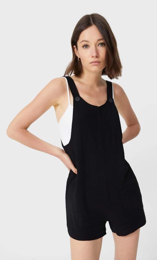 Disponible en negro o blanco, este peto corto fluido con escote cuadrado y tirantes con botón tiene un precio de 19,99 euros.