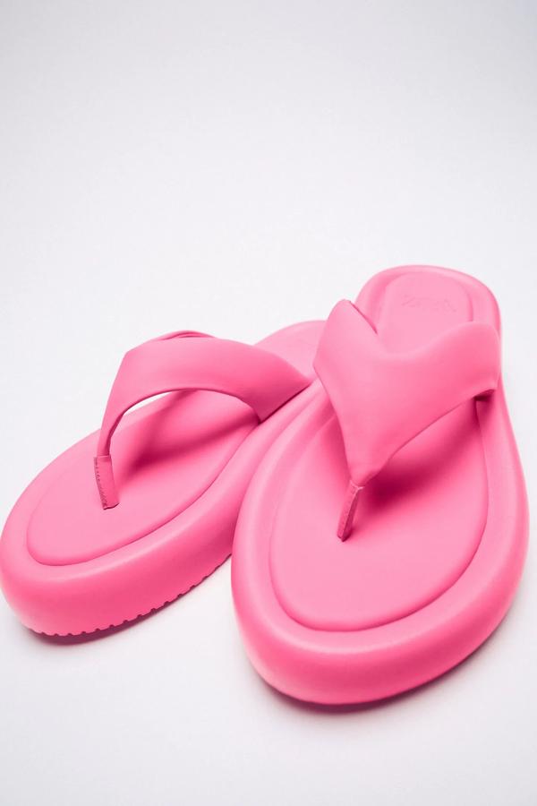 Con tiras acolchadas y suela con plataforma, esta sandalia plana de color rosa tiene un precio de 29,95 euros.