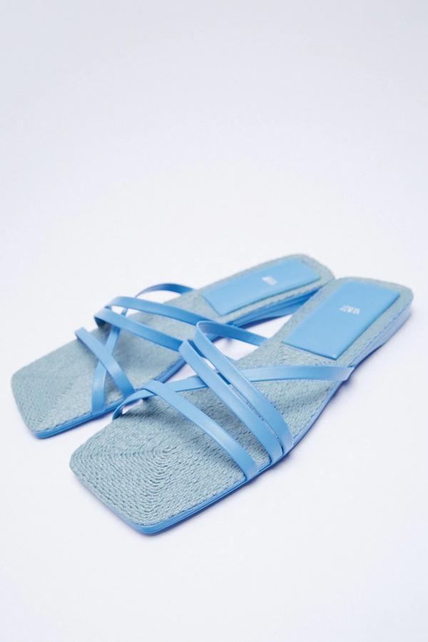 Con planta forrada de yute, esta sandalia plana de piel con tiras finas en color azul tiene un precio de 35,95 euros.