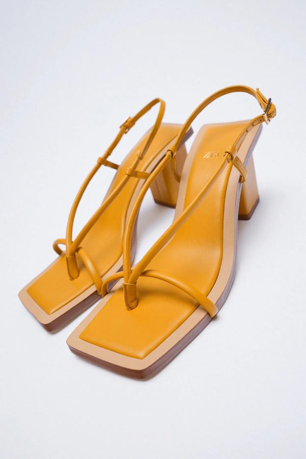 Esta sandalia con tiras de color mostaza cuenta con tacón ancho de 8,5 centímetros de altura y planta acolchada. Tiene un precio de 39,95 euros.
