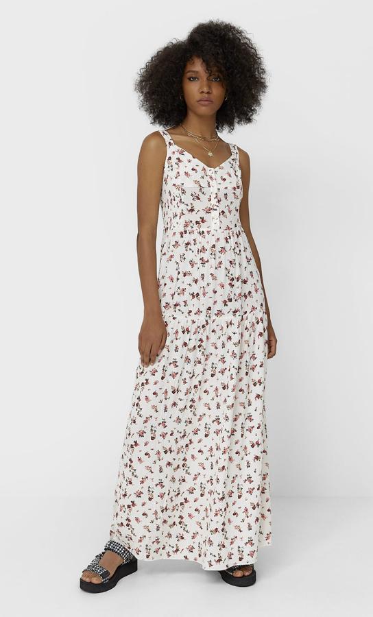 En color crudo con estampado de flores, este vestido largo con escote de pico y espalda fantasía tiene un precio de 29,99 euros.