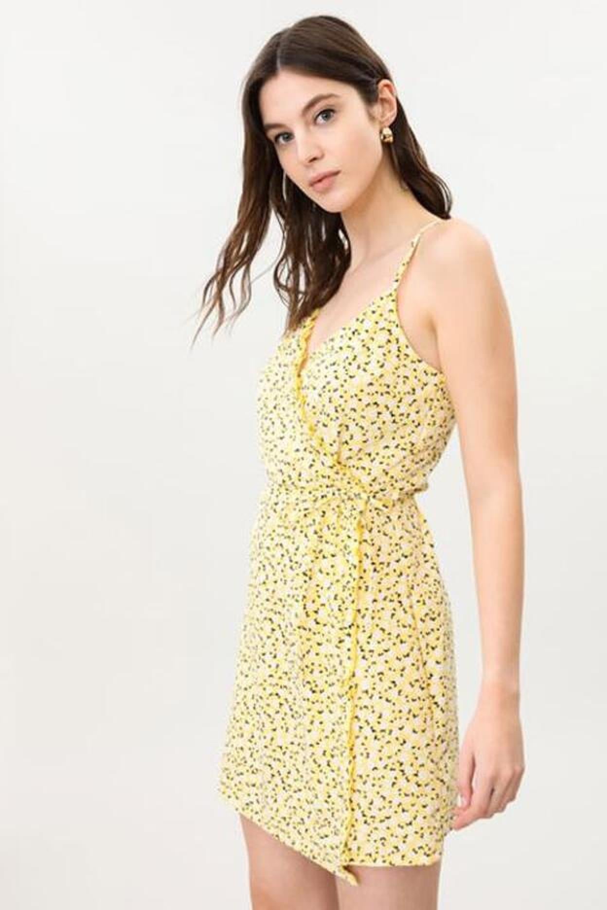 Pincha en la imagen y descubre las 12 prendas y accesorios de Lefties que tu armario necesita esta temporada por menos de 10 euros.