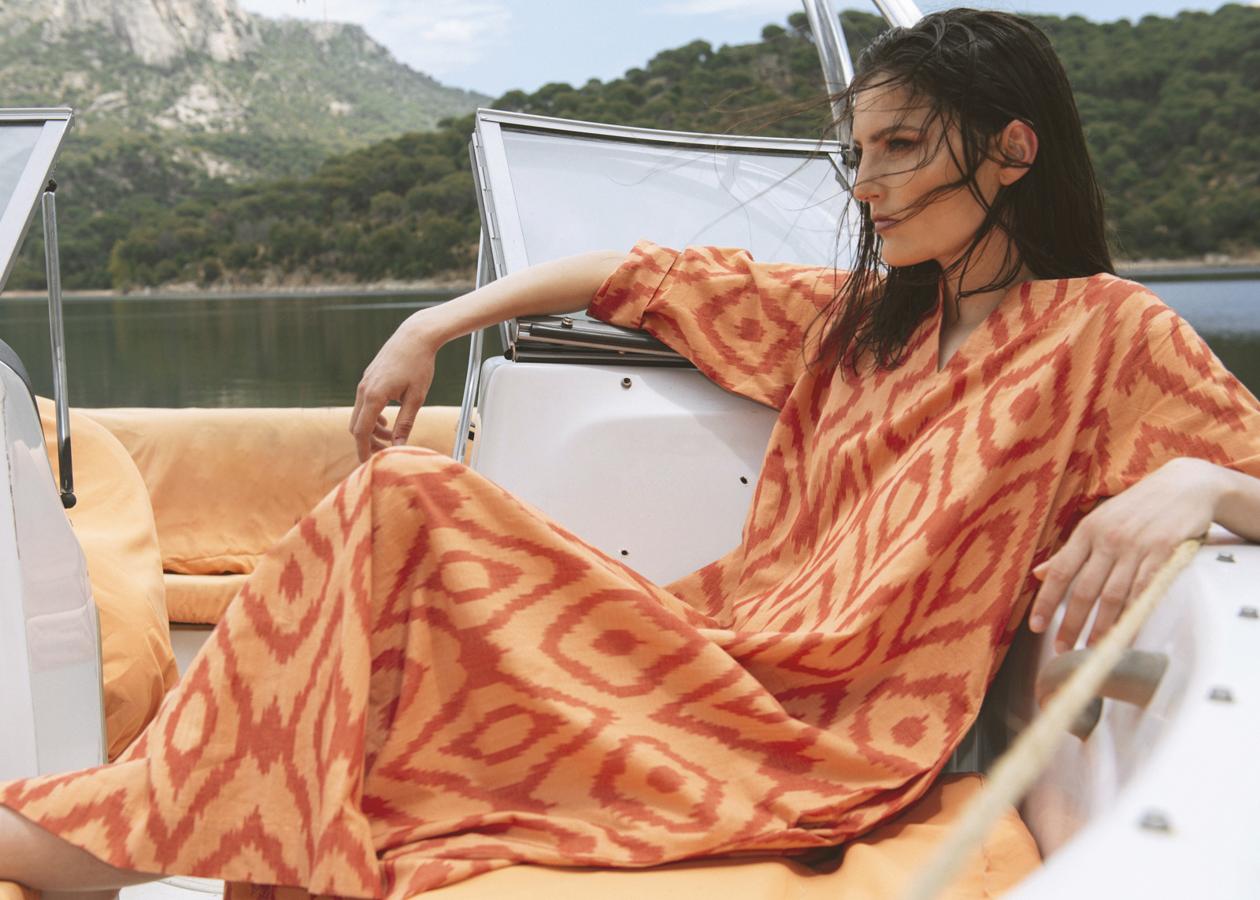 El caftán Manuela 100% de algodón podrás encontrarlo en diferentes estampados, es perfecto para los largos días de playa o para un evento con los complementos adecuados.