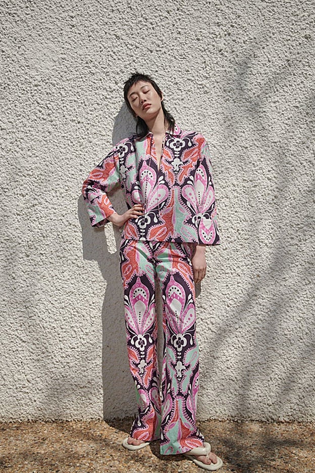Conjunto de pantalón y camisa con un espectacular estampado retro.