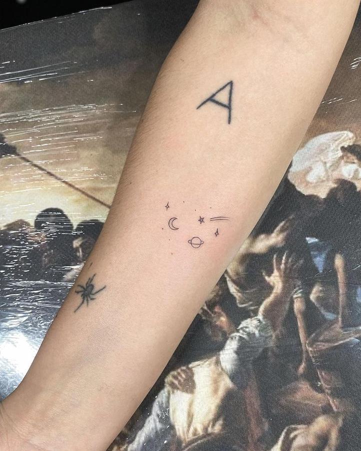 La influencer Dulceida tiene más de 20 tatuajes por todo su cuerpo. En los brazos hace un año añadió 5 nuevos, entre ellos en YOU CAN (tú puedes) en la muñeca derecha. En el antebrazo se añadió una pequeña constelación para acompañar a la letra A y una pequeña araña.