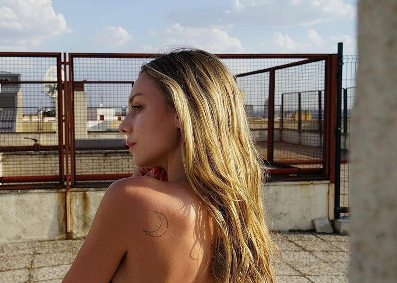 La actriz Ester Expósito tiene alrededor de 5 tatuajes minimalistas. Uno de ellos es esta luna en la parte posterior de su hombro derecho y otro que llama la atención es un elegante gato estirándose en su muñeca izquierda.