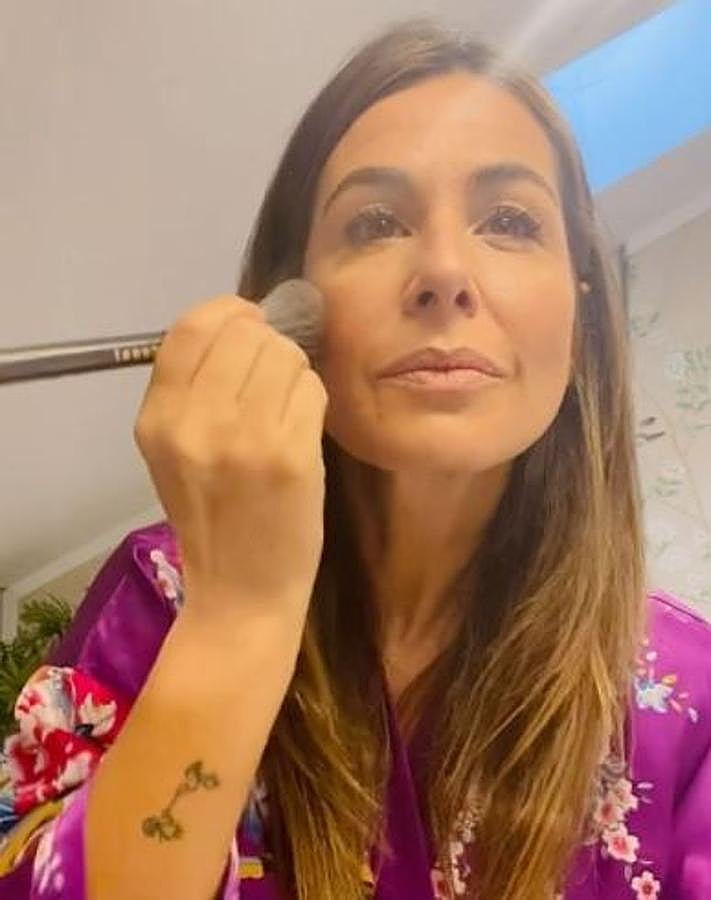 Nuria Roca le da un toque personal a sus tatuajes porque los diseña ella misma. Tiene uno que simula a su hermana Ruth y a ella jugando al juego del teléfono con yogures.