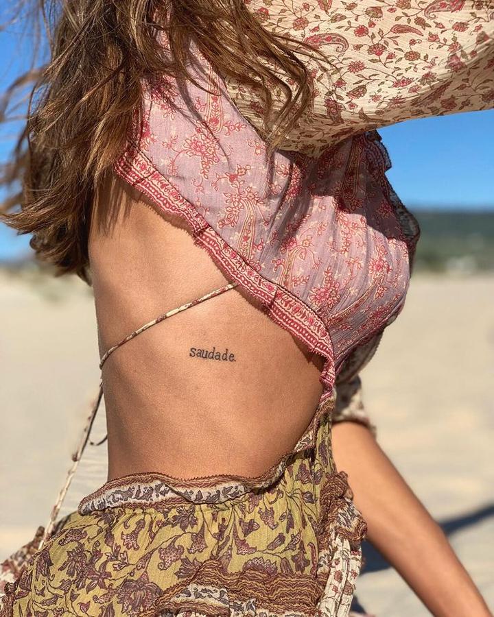 Sara Carbonero lleva 2 tatuajes. Uno en el costado con la palabra portuguesa saudade y otro en la muñeca izquierda con la palabra inglesa sunshine.