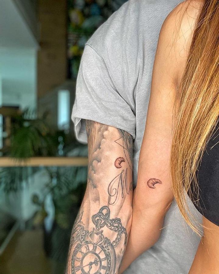 La actriz Sara Sálamo hace pocos meses estrenó un tatuaje compartido con su pareja el futbolista del Real Madrid Isco. Un pequeño croissant en su bíceps derecho.