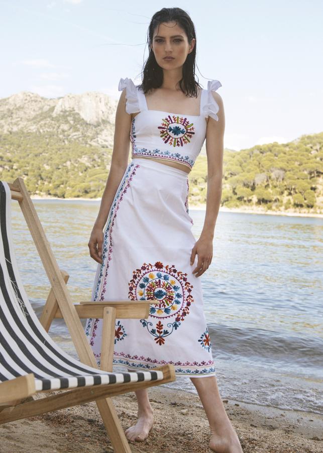 El conjunto Cayetana compuesto por falda midi y top de volantes con estampado floral bordado. Un look muy especial con el que triunfarás vayas donde vayas y que está disponible en otros dos colores: rojo y negro.