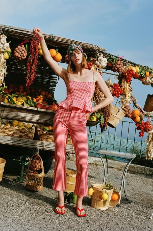 Lo mismo ocurre con este conjunto de cuadros de vichy en rojo (19.95 euros el top y 22.95 euros el pantalón), que parece sacado de una película italiana de los años 60.