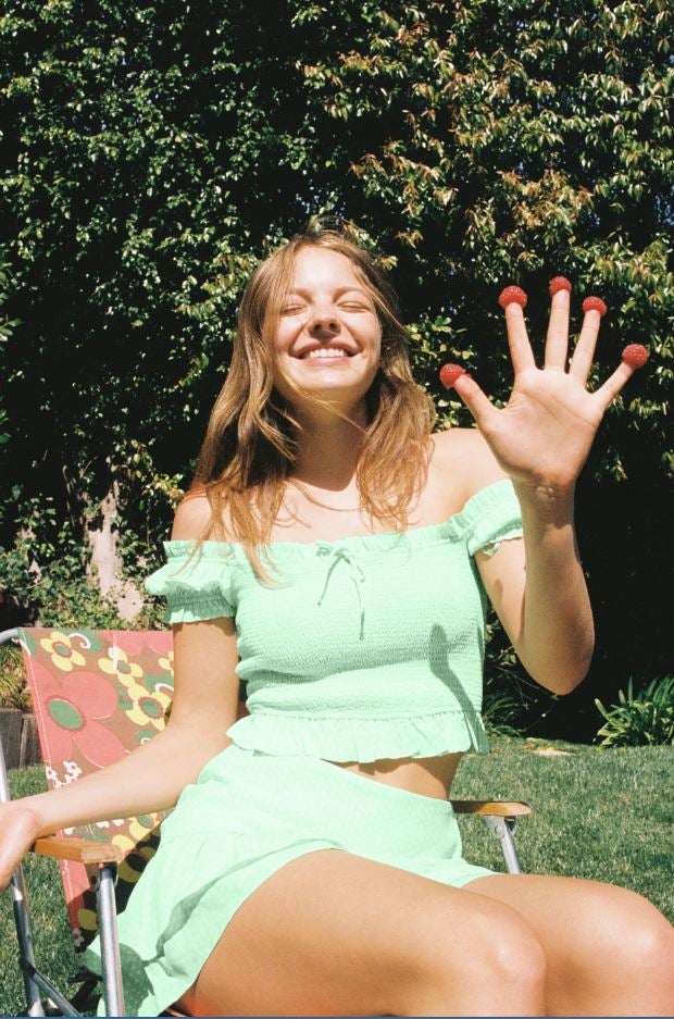 Fresco y muy juvenil, este conjunto de Zara con top off the shoulders en nido de abeja (19.95 euros) y falda con volantes y estampado de lunares (19.95 euros) está revolucionando las redes.