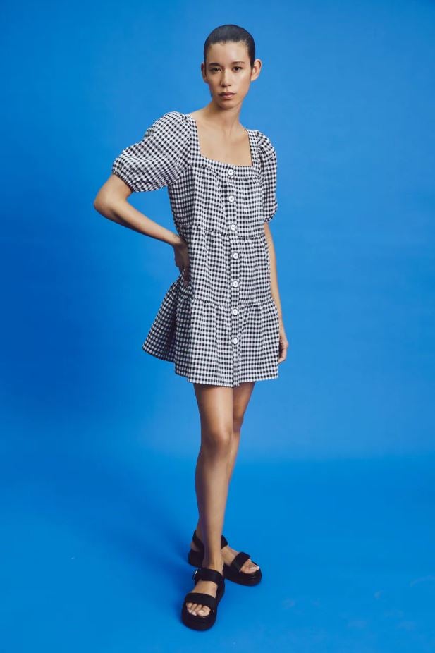 Si buscas un vestido cómodo, fresco y muy ponible para este verano, este de cuadros vicjy en blanco y negro es una opción perfecta. Cuesta 29.95 euros en Zara.